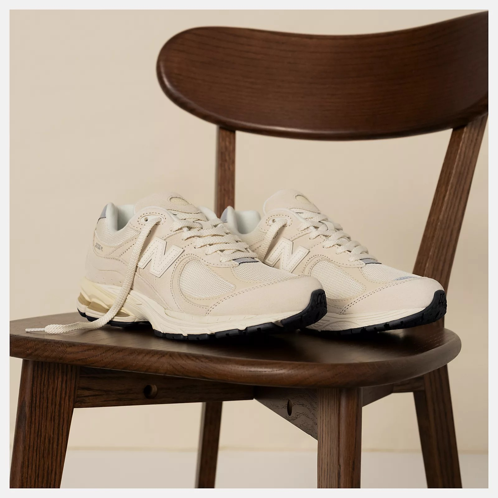 M 2002R CC CALM TAUPE/ANGORA/SILVER
