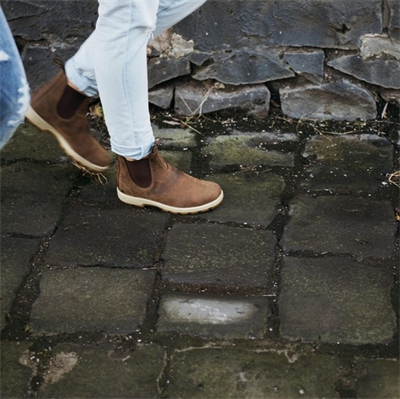 Classic Chelsea Boots 1320 Saddle Brown gum sole