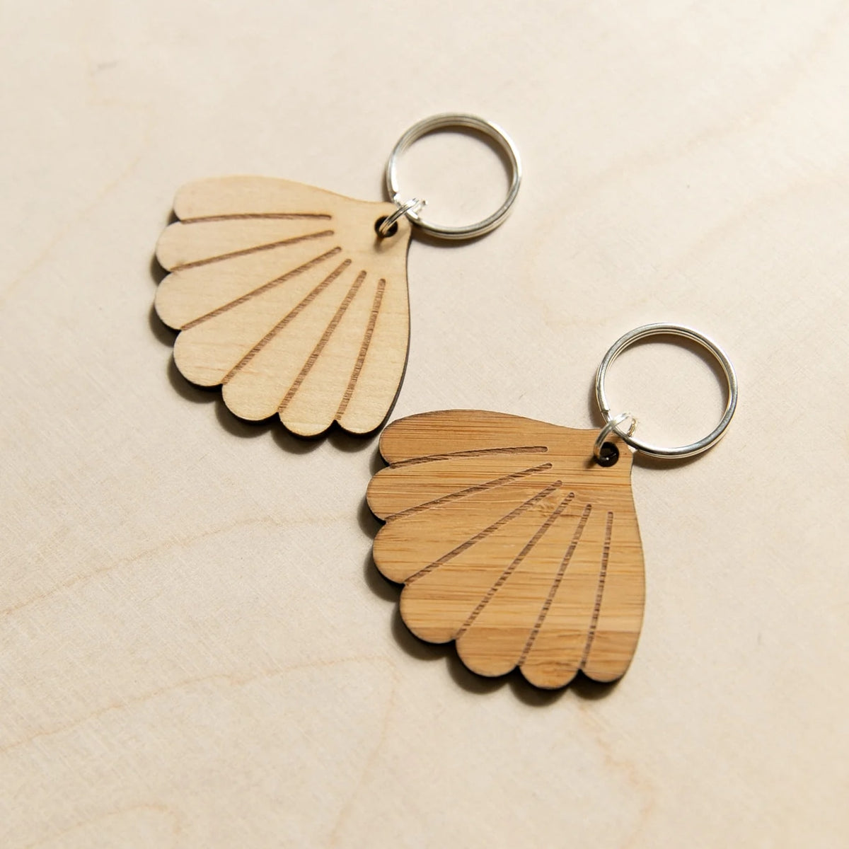 LITTLE ANANA Porte-clés coquillage en bois