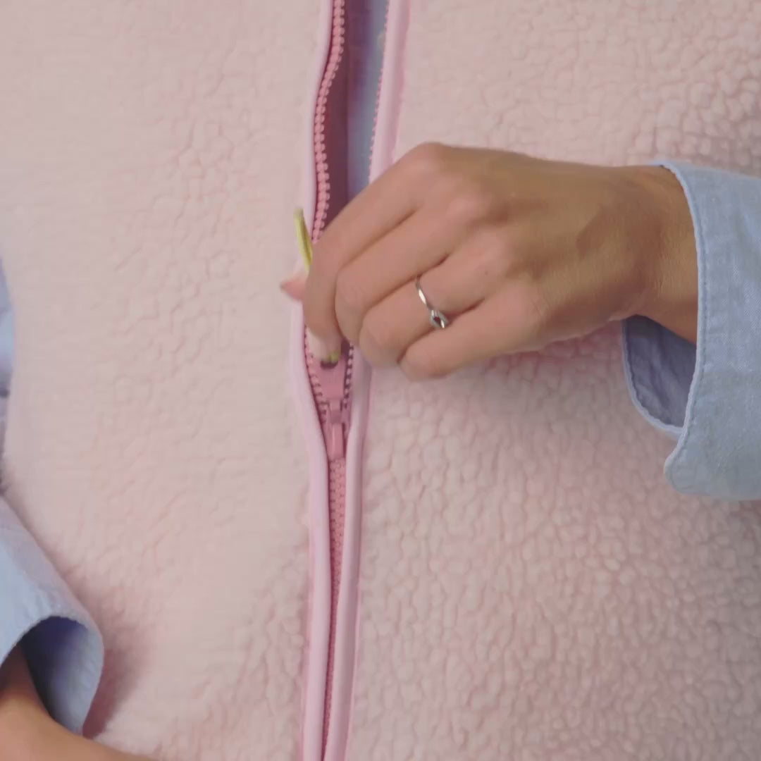 Charger la vidéo : Veste sherpa femme zippée sans manches - Rose pâle